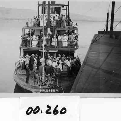 Mountain Gem loaded with passengers from the Commercial Club's excursion from Kennewick to the upriver town on August 10, 1911, See also Kennewick Courier, 8/11 and 8/18/1911,