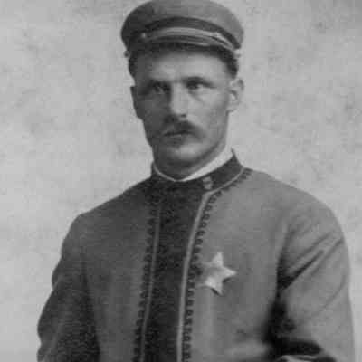 Joe Holzhey, Kennewick Deputy in early days.
