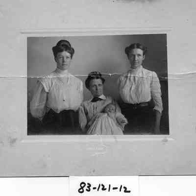 Mae Larkin Amon, Mrs. Tresenwriter, Maude Tresenwriter Larkin (as an infant), and Evelyn Amon 1908