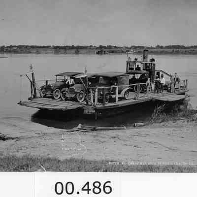 Ferry running between Pasco and Kennewick, 1916. Four autos on board. Photo by Gravenslund.