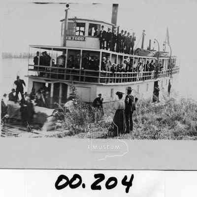 W.R.Todd at the River's shore loading Passengers.