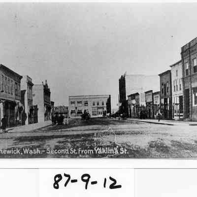 Kennewick Ave. Looking east up Kennewick Ave towards Washington St. Visble businesses inlcude: Kennewick Hardwar, Neuman's, Commercial Hotel Cafe, hote, garage,