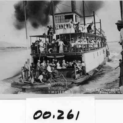 Mountain Gem loaded with passengers from the Commercial Club's excursion from Kennewick to the upriver town on August 10, 1911, See also Kennewick Courier, 8/11 and 8/18/1911,