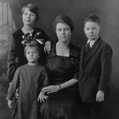 Mae Larkin Amon, and three children, Evelyn, Hazel and Elmer, 1920