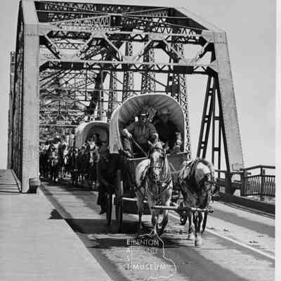 Covered wagons going over Green Bridge