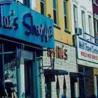          06 Mae's Shoppe
   