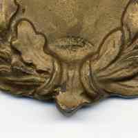          detail bottom, maker
   