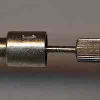          3233-0: container open with pen and cleaning pin
   