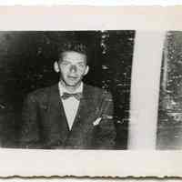 B+W photo of a young Frank Sinatra, n.p., undated, 1940s (1941 to 1945). Fan club copy.