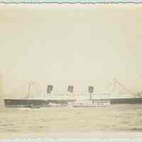          B+W photo of the ocean liner RMS Queen Mary steaming north on the Hudson River, no date, ca. 1938-40. picture number 1
   