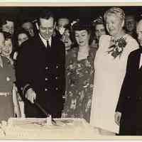          photo 2: cutting cake
   