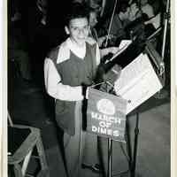 Sinatra photo: Frank Sinatra with fans & N.Y. Police officers in Grand Central Terminal, N.Y., ca. Aug. 7-8, 1943.