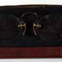 Pair of rimless pince-nez; gold spring bridge with tortoise shell lining for nose pads, ca.1900-1930.