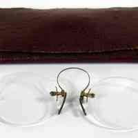          Pair of rimless pince-nez; gold spring bridge with tortoise shell lining for nose pads, ca.1900-1930. picture number 2
   