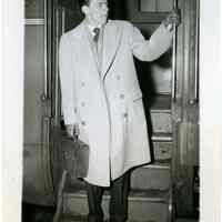 Sinatra photo: Frank Sinatra leaving train in Chicago, Dec. 28, 1943.