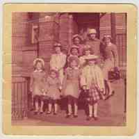          photo 5: girls(Peskens et al) on steps outside Elysian Flats, Easter 1958
   