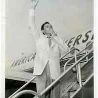 Sinatra photo: Frank Sinatra boarding plane at Idlewild Airport, N.Y., for London; waving goodbye to fans, June 30, 1950.