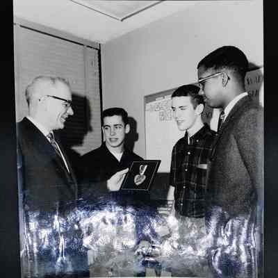 Students welcome back Loren Mann