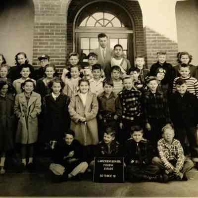 Lakeview School, Fourth Grade, October18 with very tall man in the middle back