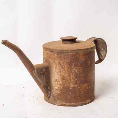 Tin oil pourer