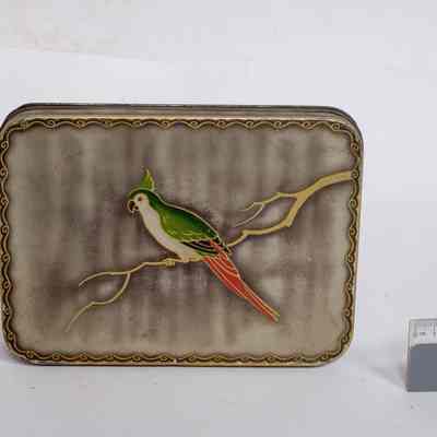Biscuit tin