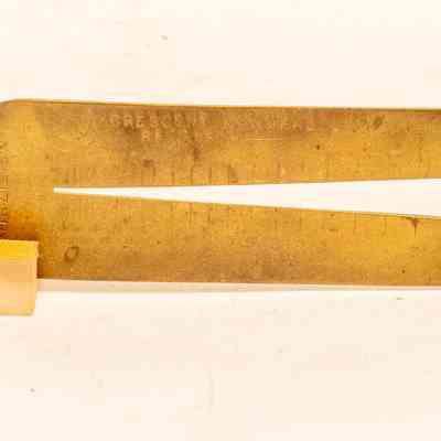 Knitting needle gauge