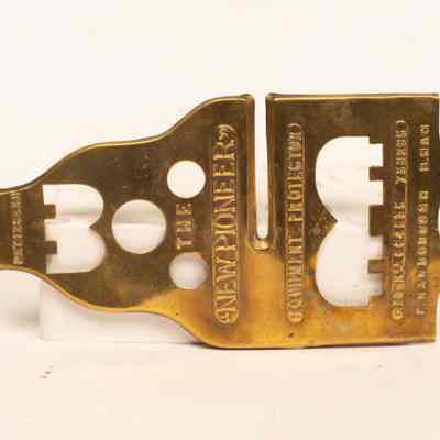 Button polishing aid