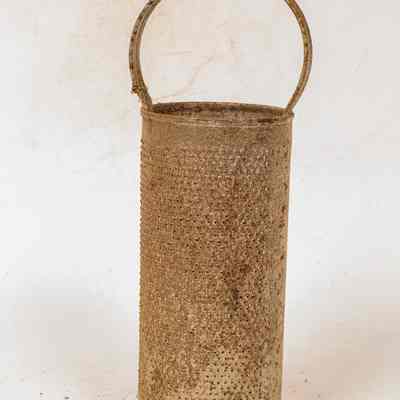 Grating Nutmeg.