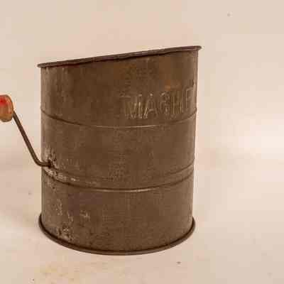 Flour sifter