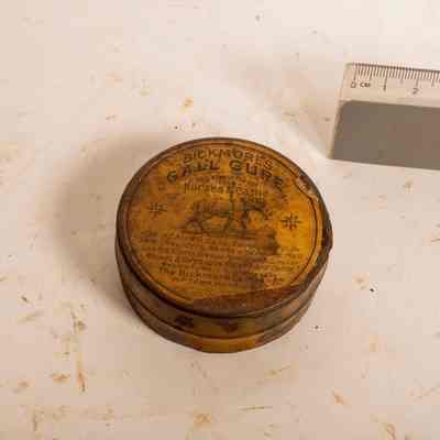 Gall cure tin