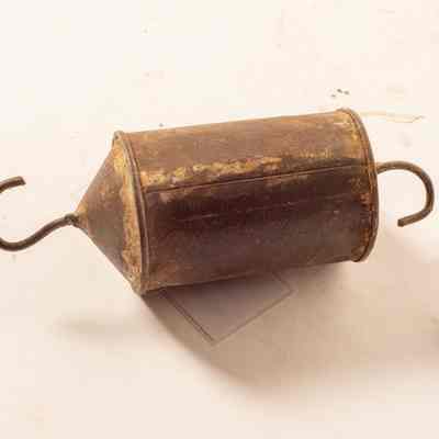 Tin with hook