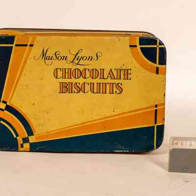 Biscuit tin
