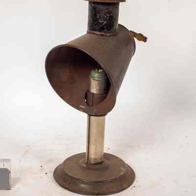 Lightly made tin, lamp on a base