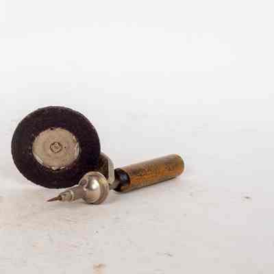 Gramophone needle sharpener