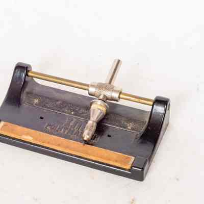 Gramophone needle sharpener