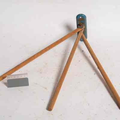 Wall tea towel rack