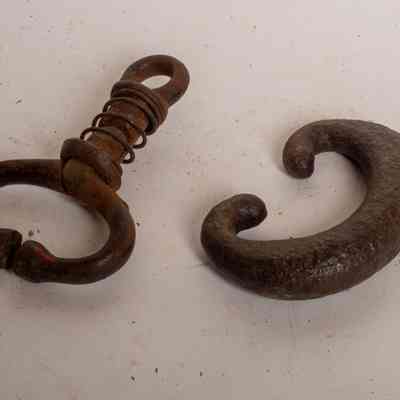 Ball leader, chain link joiner