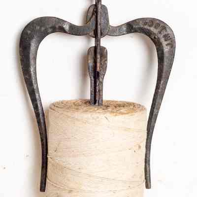 Anchor string dispenser