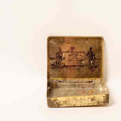 Tobacco tin