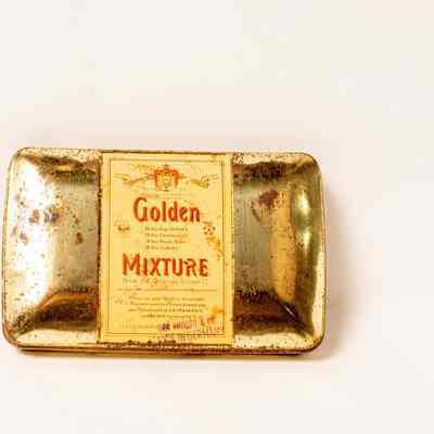 Tobacco tin