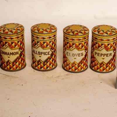 Spice tin set