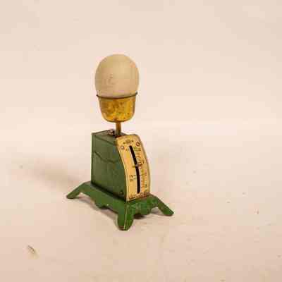 Spring operated egg scale