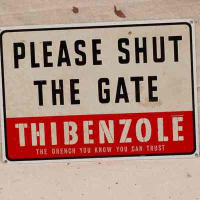 Tin sign