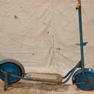 Kid's two wheel scooter