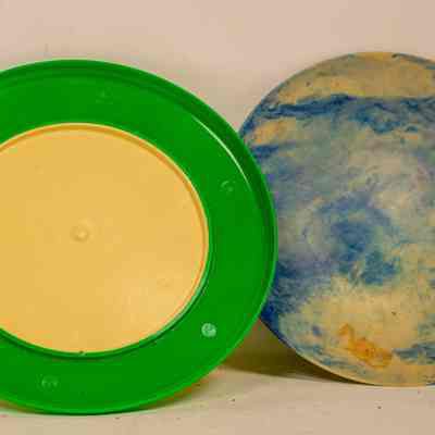 2 plastic plates