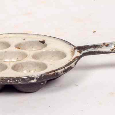 Cast iron cooking device