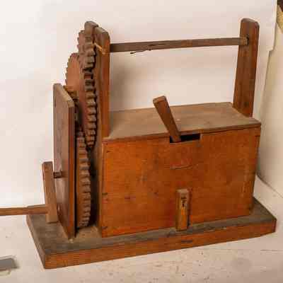 Apparatus for unwinding the silk