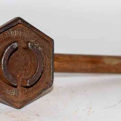 Bung removing tool