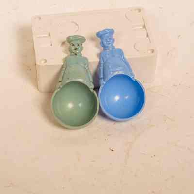 Two plastic measuring spoons