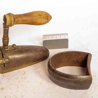 Cobblers tool and iron